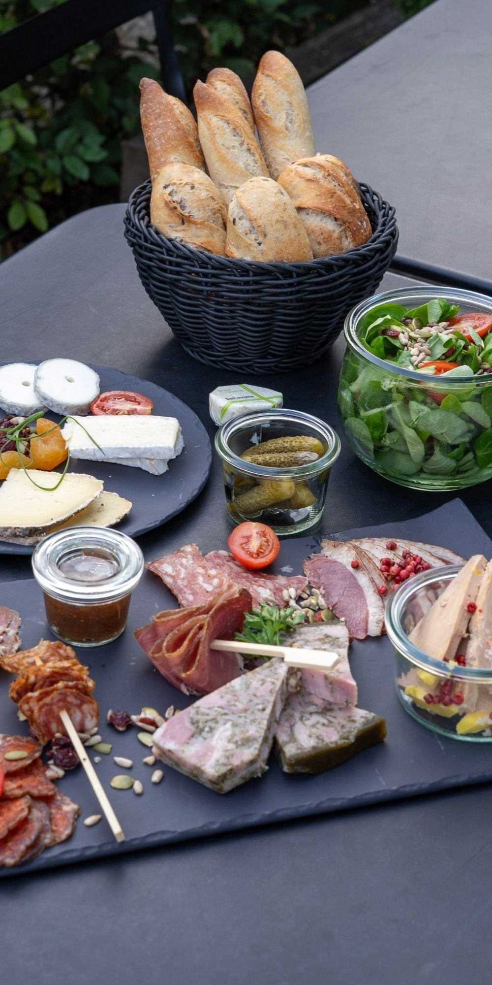Room service servi en chambre lors d'un week-end romantique